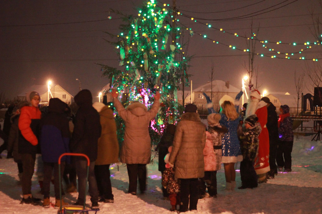 23 декабря, в коттеджном посёлке Яглово, где действует одноимённый ТОС состоялось торжественное открытие Новогодней ёлки зимы 2019 года. Развлекательную программу для детишек прекрасно подготовил и показал творческий коллектив Росвянского СДК.